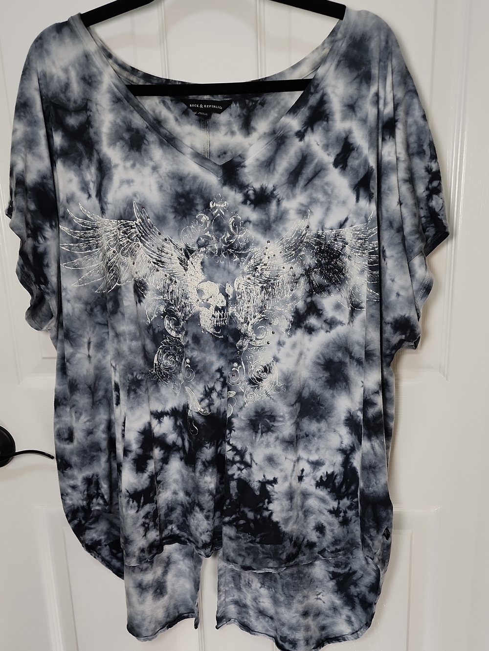 Rock & Republic Black and White Tie-Dye V-Neck Tunic with Winged Skull